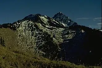 Hüttenkopf (links) vom Älpelekopf, rechts (etwas höher) die Höfats