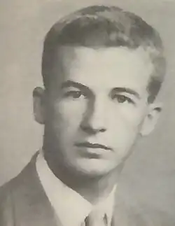 Mann im jüngeren Alter von vorn ab Schulterblatt im hellen Jackett, hellen Hemd und Krawatte in schwarzweiß.