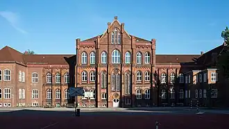 Altbau vom Schulhof aus gesehen