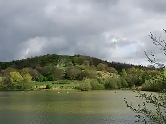 Müllberg mit Hummelsee im Vordergrund