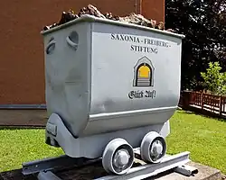 Hunt mit Logo der Saxonia-Freiberg-Stiftung vor dem Stiftungsgebäude