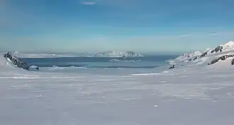 Blick vom Huron-Gletscher über die Moon Bay auf Half Moon Island und die dahinter liegende Insel Greenwich Island