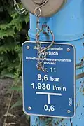 Hinweisschild für einen Überflurhydranten in Payerbach mit der Nr. 11 mit einem Druck von 8,6&nbsp;bar; Fördermenge von 1930 l/min und der sich 0,6 Meter vor diesem Schild befindet.