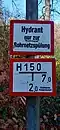 Hydrantenschild mit einem Hinweisschild in Friedberg (Hessen)