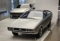 Studie Pony Coupé, 1974 (im Hintergrund der Hyundai N Vision 74)