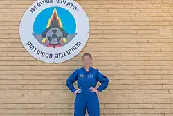 Gebäude mit Emblem der 151. Staffel für Raketentests samt Mitarbeiterin auf der Palmachim Airbase