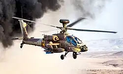 Ein AH-64D Apache Longbow Saraf Kampfhubschrauber der 113. Staffel „Hornet“ bei einer Übung 2010