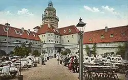 Im Hof der nachgebauten Pleißenburg („Alt-Leipzig“, Nr. 13 im Plan)