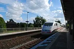 Durchfahrt eines ICE 1 durch den neuen Horster Bahnhof