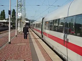 Blick vom Bahnsteig der Gleise 3 und 4 auf den ICE 545