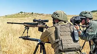 Scharfschützengewehr auf einem tactical sniper bench