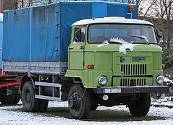 L60 Pritsche/Plane mit dem Radtritt der Standardbereifung