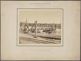 IJsselbrücke vor Kampen, gesehen vom rechten Ufer aus. Die zweite Sektion wird eingeschwommen. Datum der Aufnahme: 5. Juli 1873.
