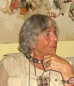 Portrait aus dem Jahr 2008 vor ihrem Gobelin "Improvisation" in der Münchner Wohnung des Sohnes