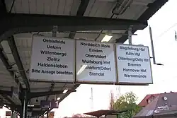 Zugzielan­zei­ger in DDR-Bau­wei­se im Bahn­hof Mag­de­burg-Bu­ckau