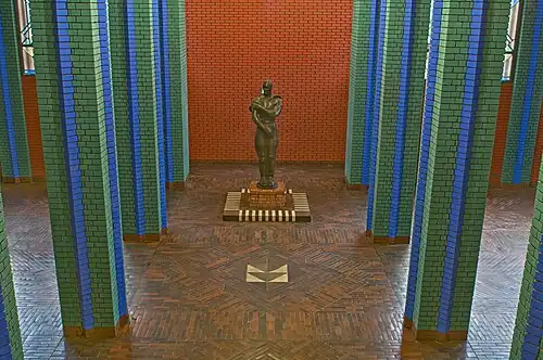 Ausstellungsraum mit der Arbeiterstatue