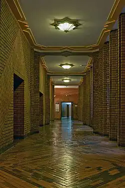 Verklinkerter Innengang um die Eingangshalle