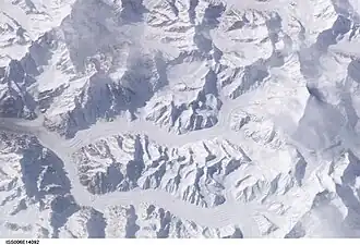 Blick aus dem All auf den Kaberigletscher (in der Bildmitte nach links strömend)