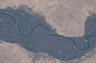 Der Nil mit der Staustufe (Mitte)