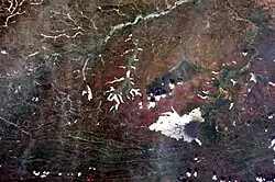 Satellitenaufnahme eines Flusses und zweier östlich gelegener Seen