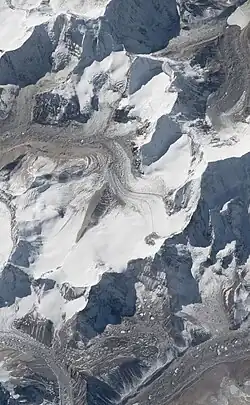 Pethangtse (im Foto von der ISS unterhalb der Bildmitte) in der Bergkette mit dem deutlich höheren Shartse II