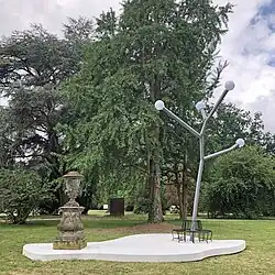 Christian Odzuck: „I don’t want to ruin your willpower“, 2020 (Mixed Media mit Schmuckvase des Parks)