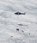 Transport der Ausrüstung zum Morteratschgletscher per Hubschrauber.