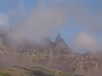 Hraundrangar in den Wolken