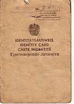 Umschlag eines Identitätsausweises, ausgestellt am 17. April 1948 mit den wichtigen zehn Stempeln, hier: „Bundes­polizei­direktion Wien / c&nbsp;82“