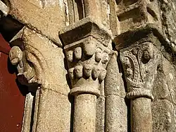 Kapitelle am Eingangsportal
