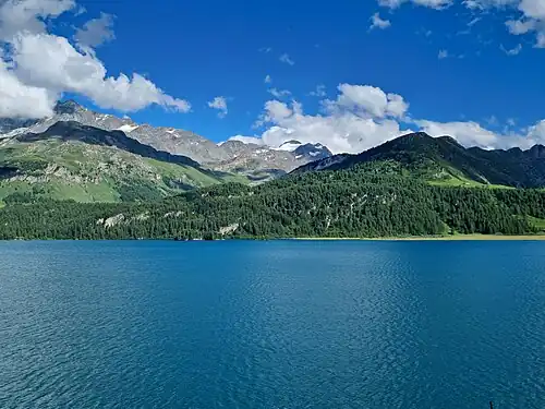 Il Chapütschin, Piz Corvatsch und Silsersee, aufgenommen von Nordwesten
