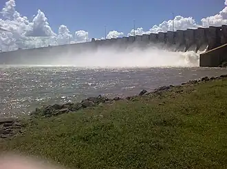 Absperrbauwerk mit Überlauf