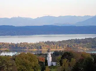 Blick von der Ilkahöhe über den Starnberger See zu den Alpen