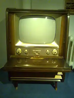 Fernseh-Standgerät Illustraphon&nbsp;743 mit 43&nbsp;cm-Bildröhre, 1957/58[65]