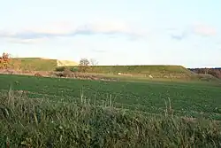 Vorläufiges Ende der im Erd­bau fer­tig­ge­stell­ten Tras­se bei Lan­ge­wie­sen im Jahr 2006. Hier schließt sich rechts die Ilm­tal­brü­cke an.