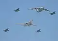 Langstreckenbomber Tupolew Tu-160 mit Tanker (2009) und einer Eskorte aus vier MiG-31