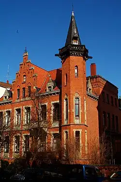 Die von dem Bürgervorsteher Wilhelm Orgelmann errichtete Villa Im Moore 24 ist heute das älteste erhaltene Gebäude in der Straße