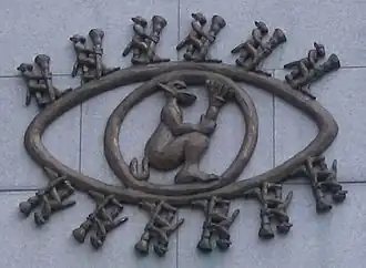 Affe, der einen Malerpinsel hält. „Immendorffauge“, ehemals am Geschäftshaus Nr.&nbsp;25 (1996–2010)