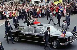 Staatskarosse auf Lincoln-Continental-Basis in verschiedenen Ausführungen: in einer an die Modelljahre 1975 und 1976 angelehnten Version bei der Amteinführung von Ronald Reagan 1981 (links) und in der letzten Version im Stil der Serienmodelle ab 1977 (rechts)