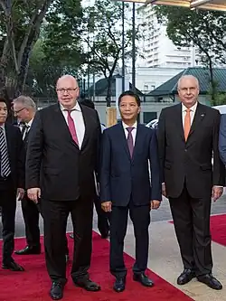Peter Altmaier (links) und Horst Geicke (rechts) am Deutschen Haus Ho Chi Minh City.
