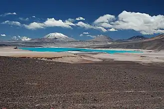 Die Vulkane Incahuasi (ganz links) und Cerro El Fraile (Mitte rechts), im Vordergrund die Laguna Verde