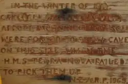 Eishöhle auf Inexpressible Island, Terra Nova Bay, errichtet im März 1912 von der Nordgruppe Victor Campbells (1875–1956), Terra-Nova-Expedition 1910–1913. Die Gruppe verbrachte den Winter 1912 in dieser Eishöhle. Bei der Eishöhle befinden sich ein hölzernes Schild, eine Gedenktafel sowie Seehundknochen.