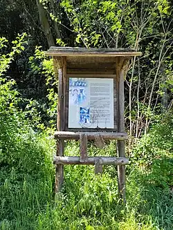 Informationstafel an der Straße