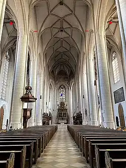 Seitenschiffsgewölbe nur leicht einer Tonne angenähert, ihre Scheitel oberhalb der Arkadenscheitel