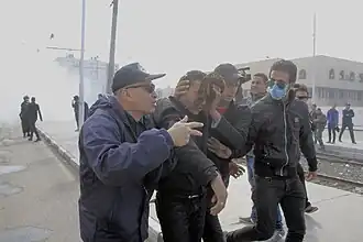 Einem Verletzten wird geholfen.[276]