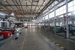 Glasboxen und Ausstellungshalle