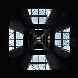 Pylon von unten aus gesehen