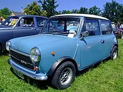 Ein Innocenti Cooper 1300 mit den charakteristischen Kotflügelverbreiterungen und Dreiecksscheiben