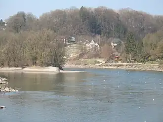Die Insel mit Sandstrand im Frühling.