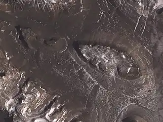 ASTER-Satellitenbild der Insel Range; der große Tafelberg in der rechten Bildhälfte ist die Halzen Mesa